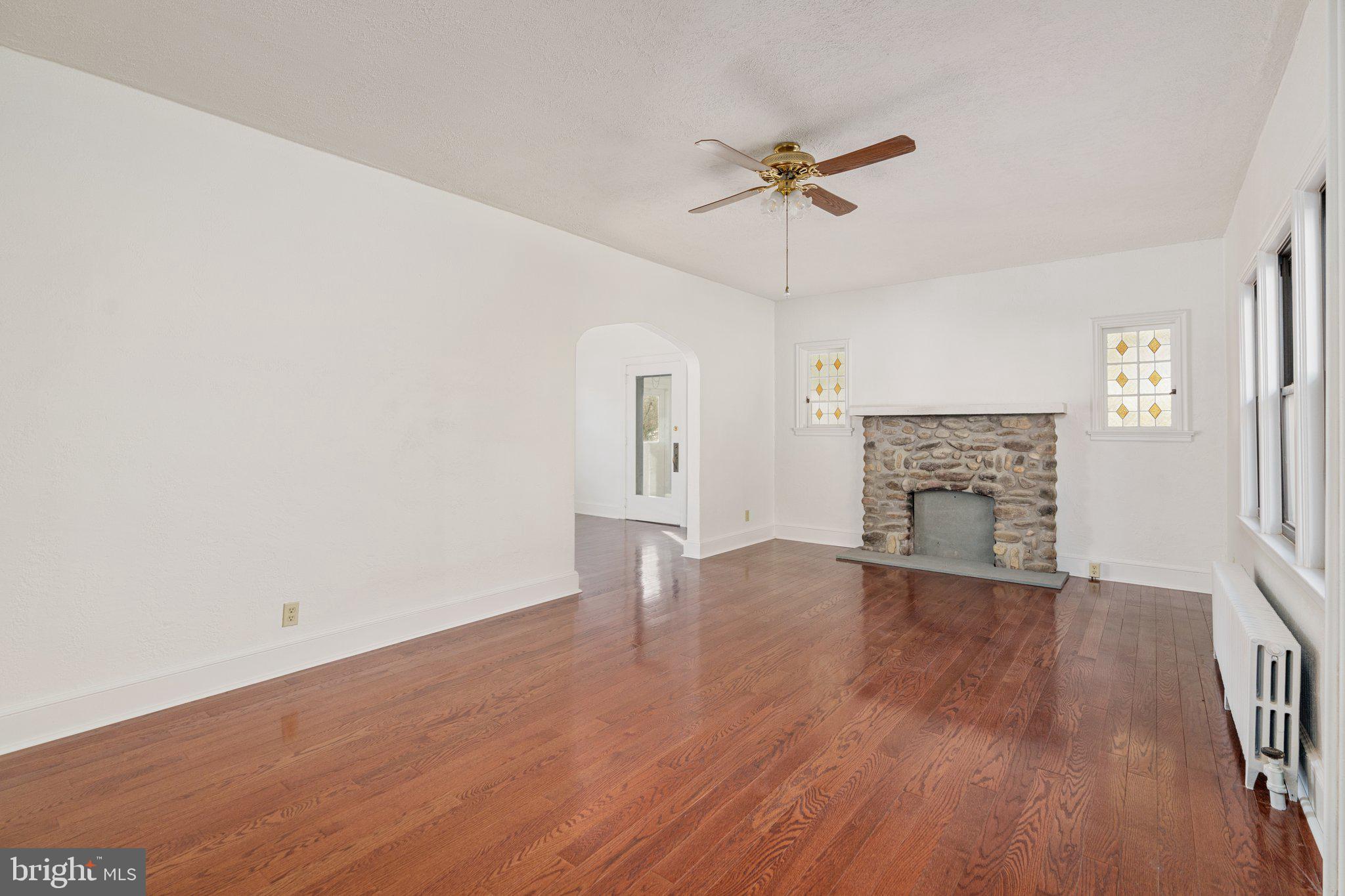 20 Easton Road Riegelsville, PA 18077 - Photo 7 of 24 Living room