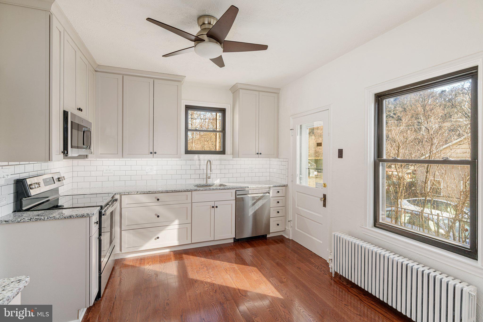 20 Easton Road Riegelsville, PA 18077 - Photo 10 of 24 Kitchen, Granite Countertop, Hardwood