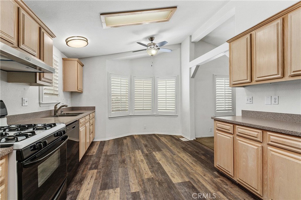 27250 Murrieta Road, Unit 253 Menifee, CA 92586 - Photo 22 of 49 Kitchen looking at breakfast nook at end