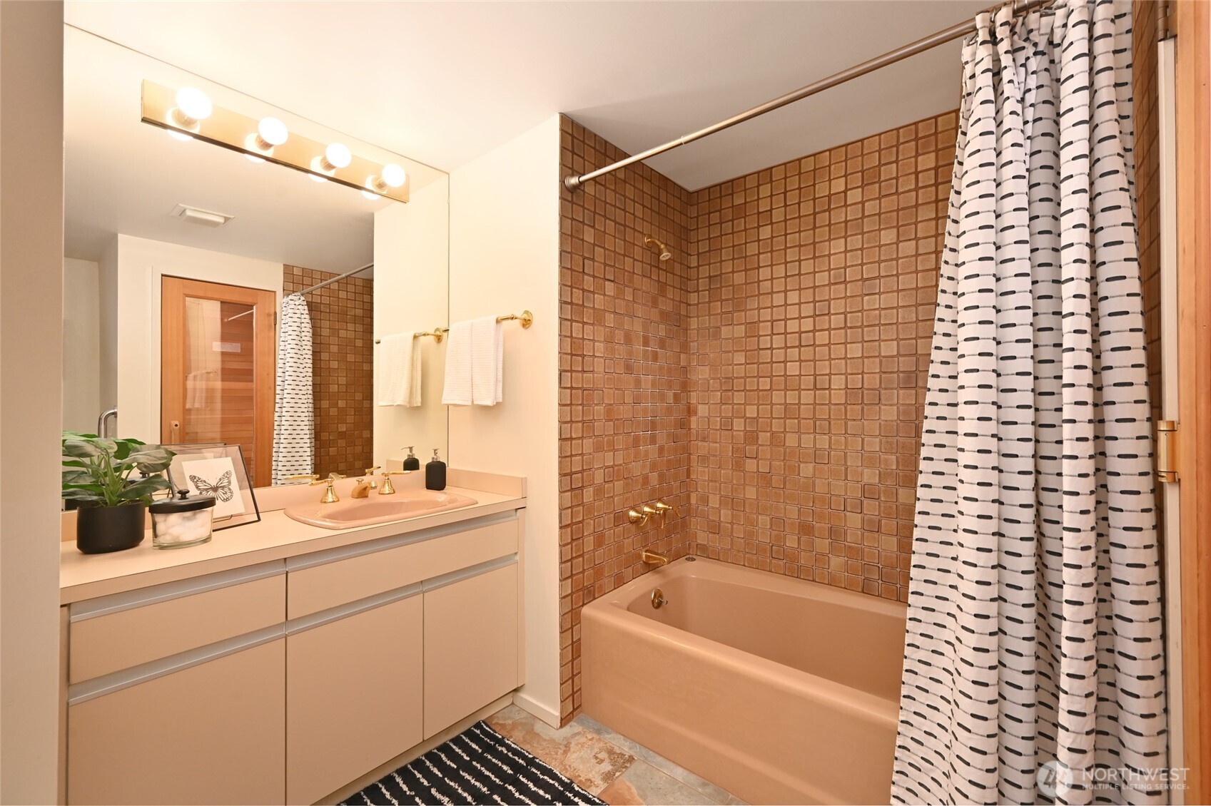 1301 Spring Street, Unit 17A Seattle, WA 98104 - Photo 16 of 33