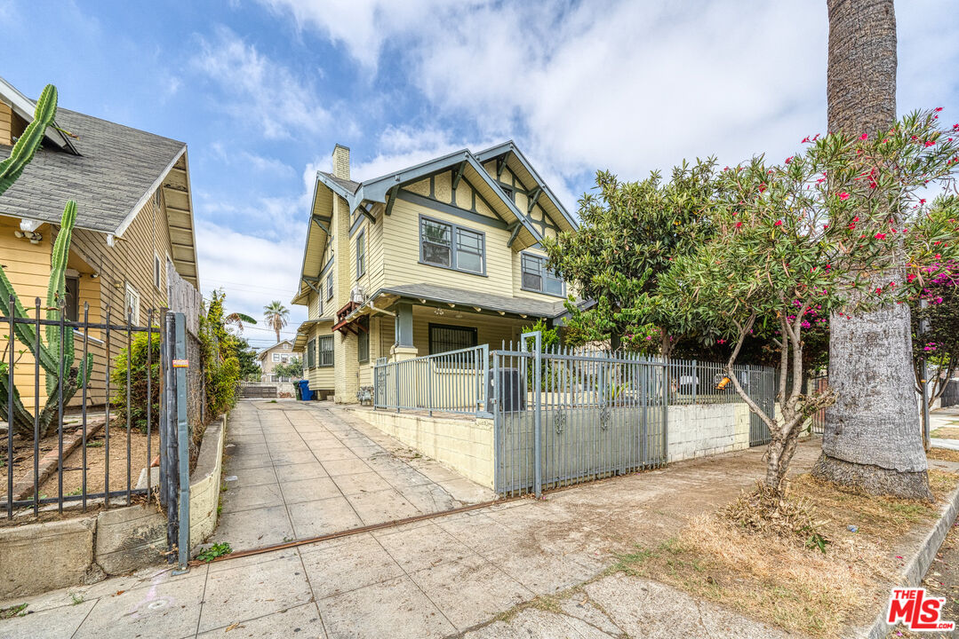 1677 South Harvard Boulevard, Unit UPSTAIRS Los Angeles, CA 90006 - Photo 18 of 19 a view of a house with a outdoor space