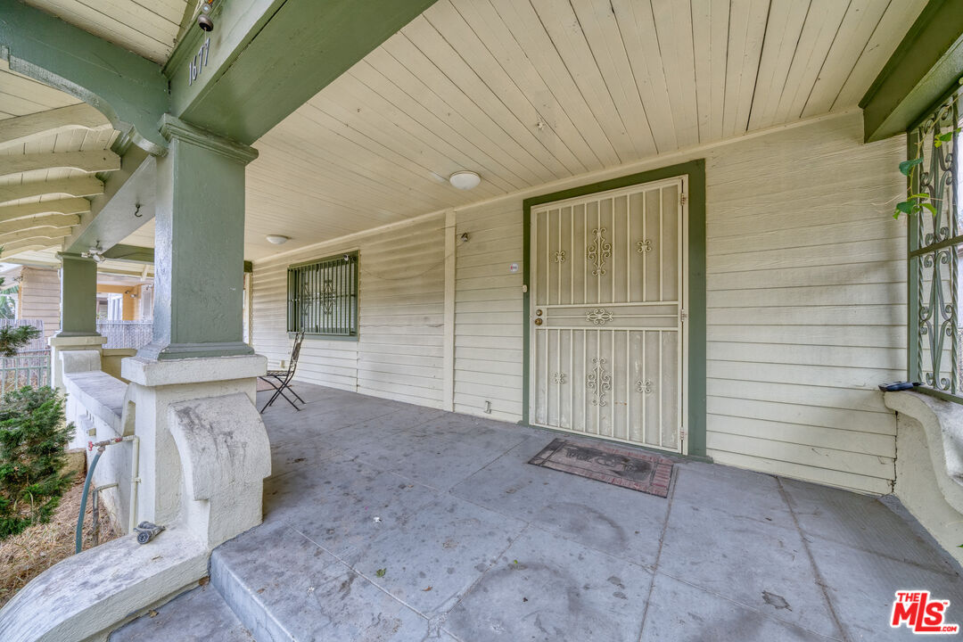 1677 South Harvard Boulevard, Unit UPSTAIRS Los Angeles, CA 90006 - Photo 2 of 19 a view of a house with a backyard