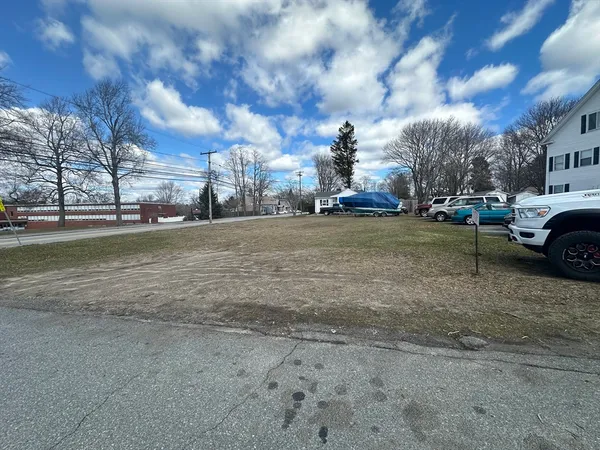 a view of a fountain in front of a house