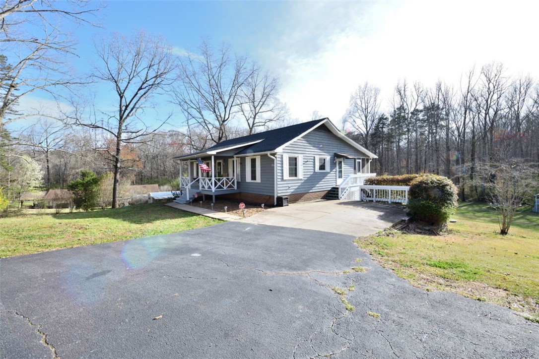 311 Brewer Road Walhalla, SC 29691 - Photo 7 of 37 2600 +/- SQ FT HOME WITH IN GROUND POOL