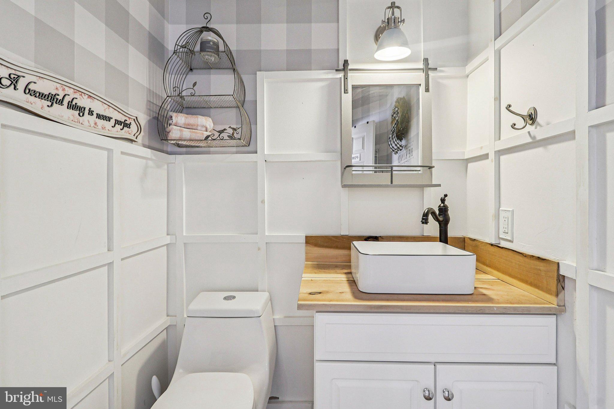 19075 Foxgreen Circle Leesburg, VA 20175 - Photo 25 of 71 a bathroom with a toilet a sink and mirror