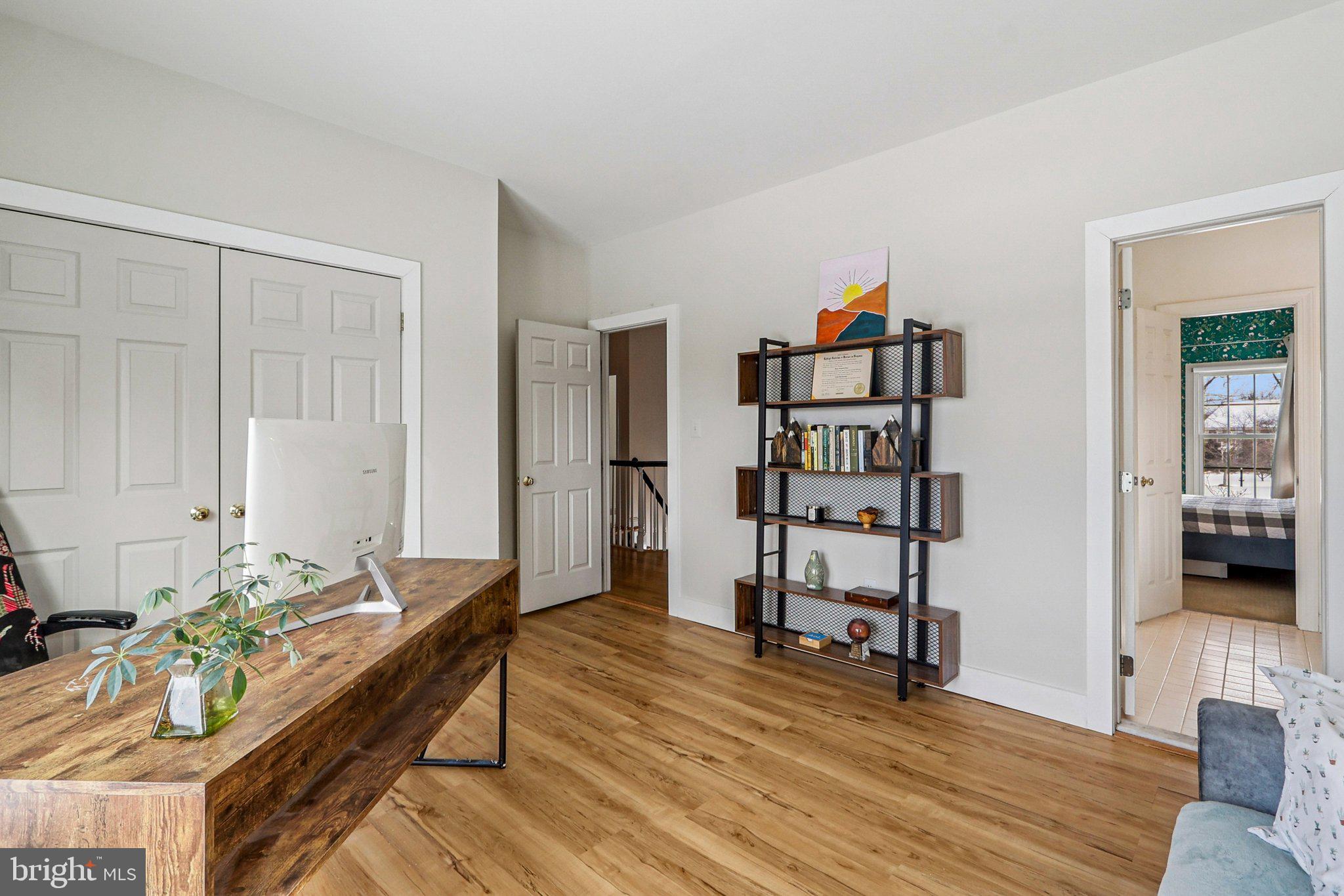 19075 Foxgreen Circle Leesburg, VA 20175 - Photo 41 of 71 a living room with furniture and wooden floor