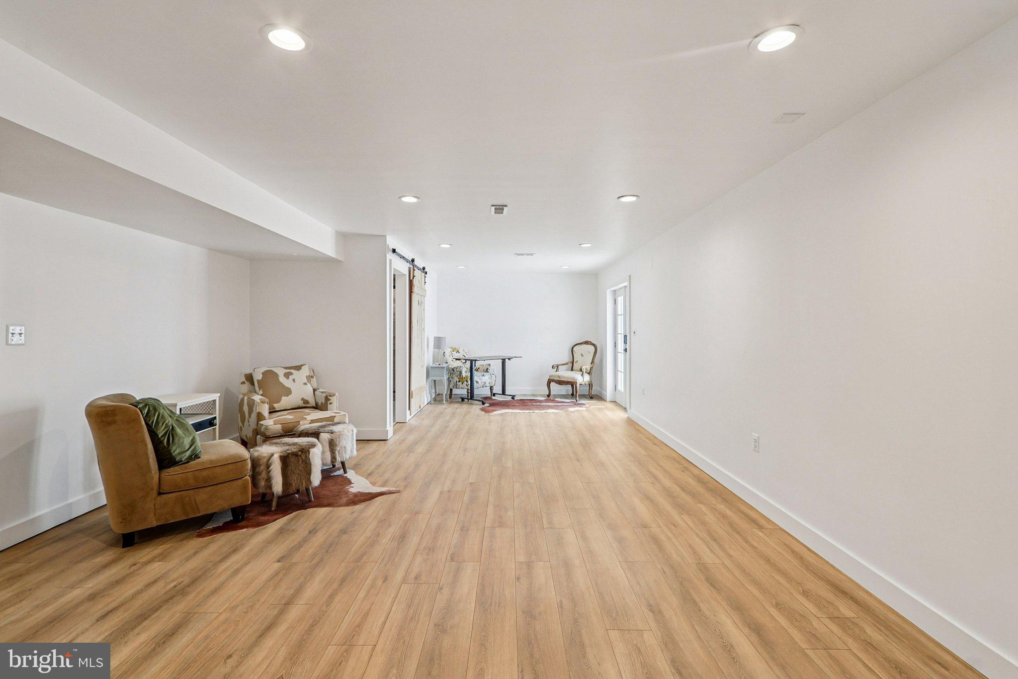 19075 Foxgreen Circle Leesburg, VA 20175 - Photo 55 of 71 a view of a livingroom with furniture and wooden floor