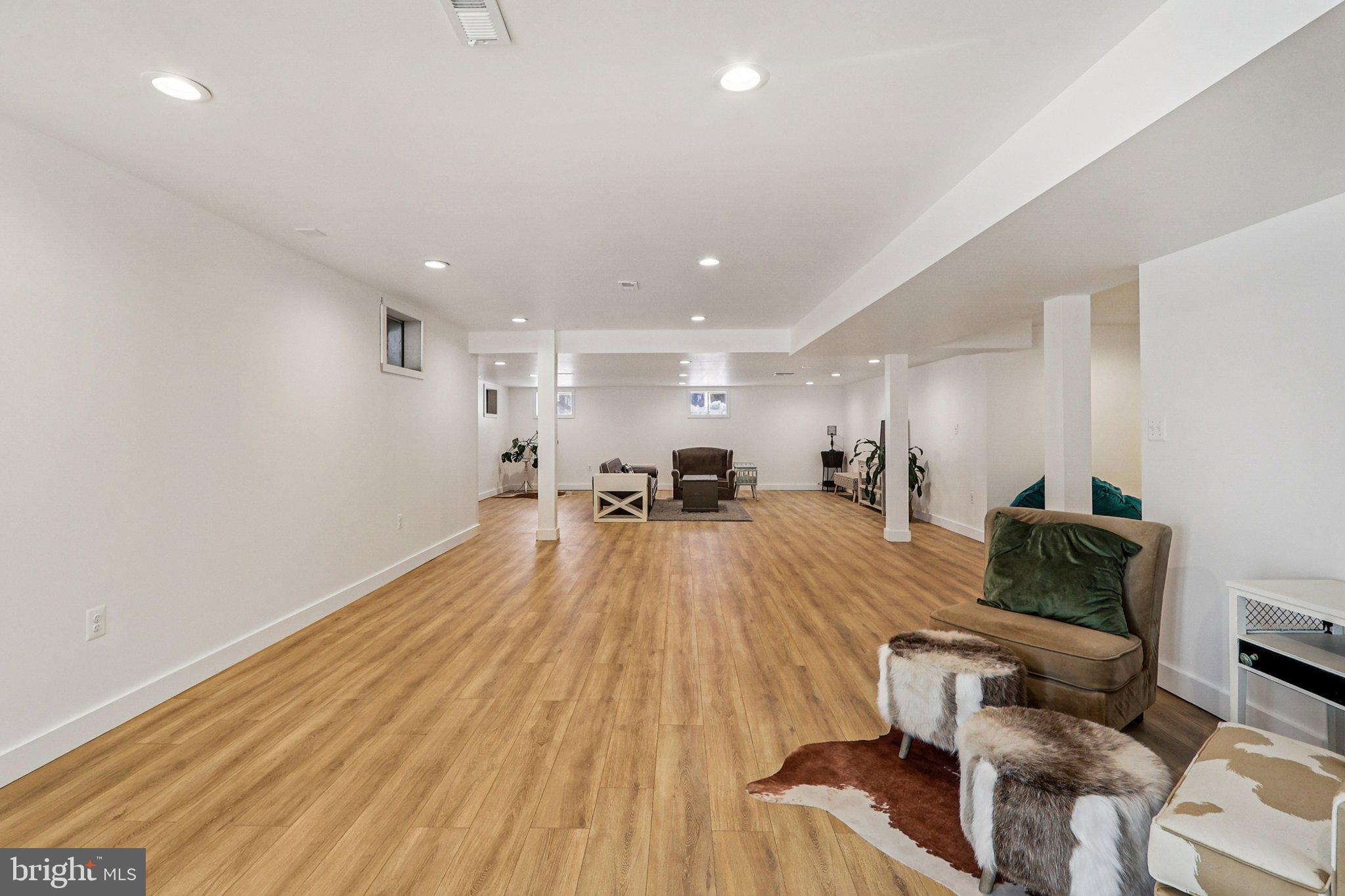 19075 Foxgreen Circle Leesburg, VA 20175 - Photo 61 of 71 a very nice looking room with a large window