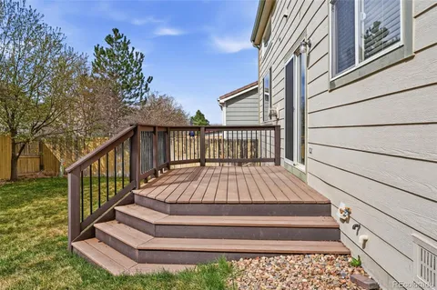 a view of backyard with a garden