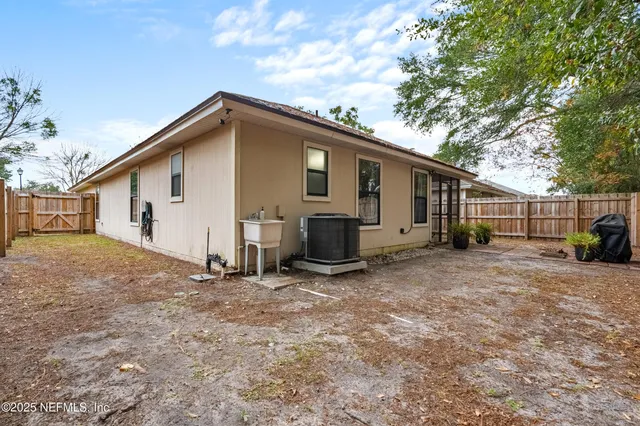 a view of a house with backyard