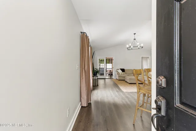 a very nice looking room with a big room