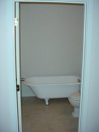 12603 Nelson Road Yakima, WA 98903 - Photo 14 of 22 a bathroom with a bathtub and toilet