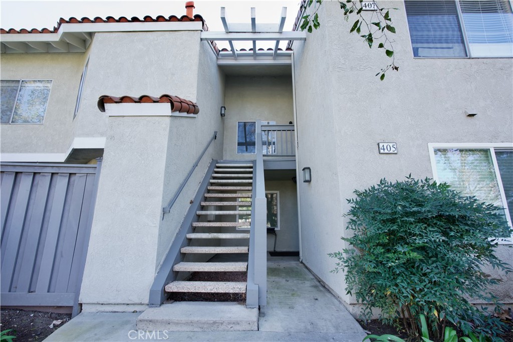 407 Tangelo Irvine, CA 92618 - Photo 29 of 30 a view of a hallway with seating space