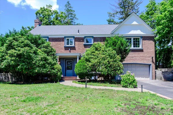 $2,895,000 | 18 Pond Park Road, Great Neck, NY 11023