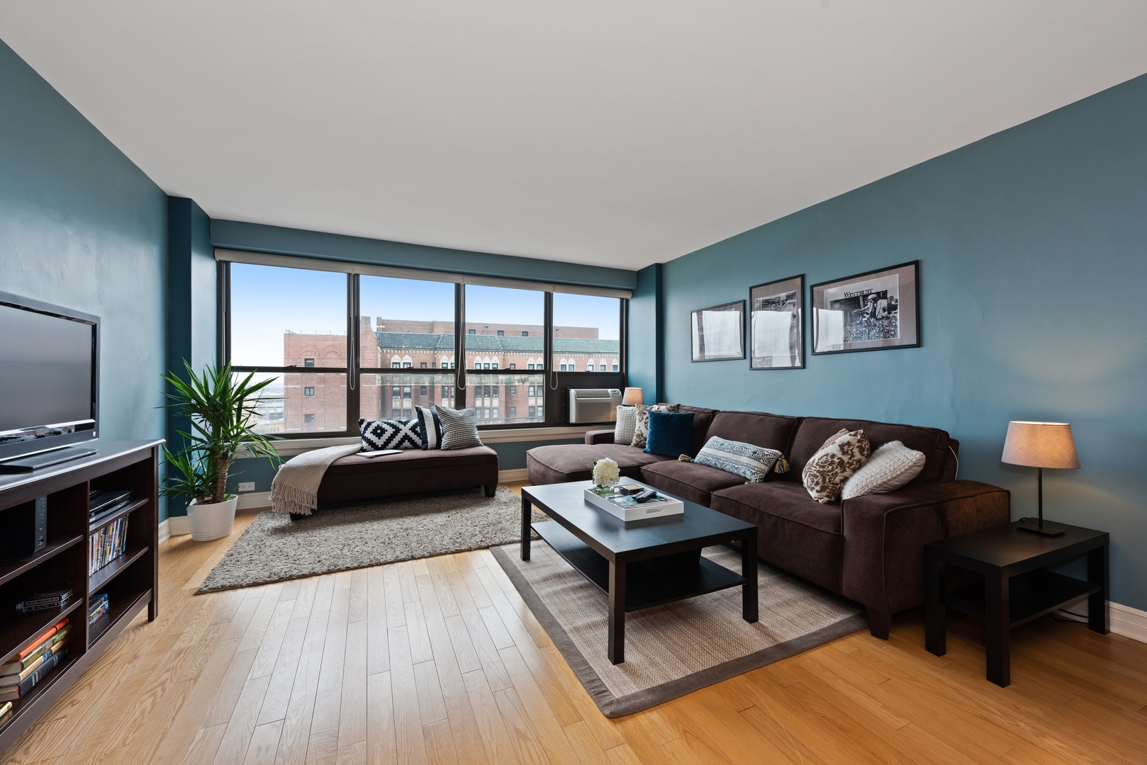 2930 North Sheridan Road, Unit 1702 Chicago, IL 60657 - Photo 2 of 14