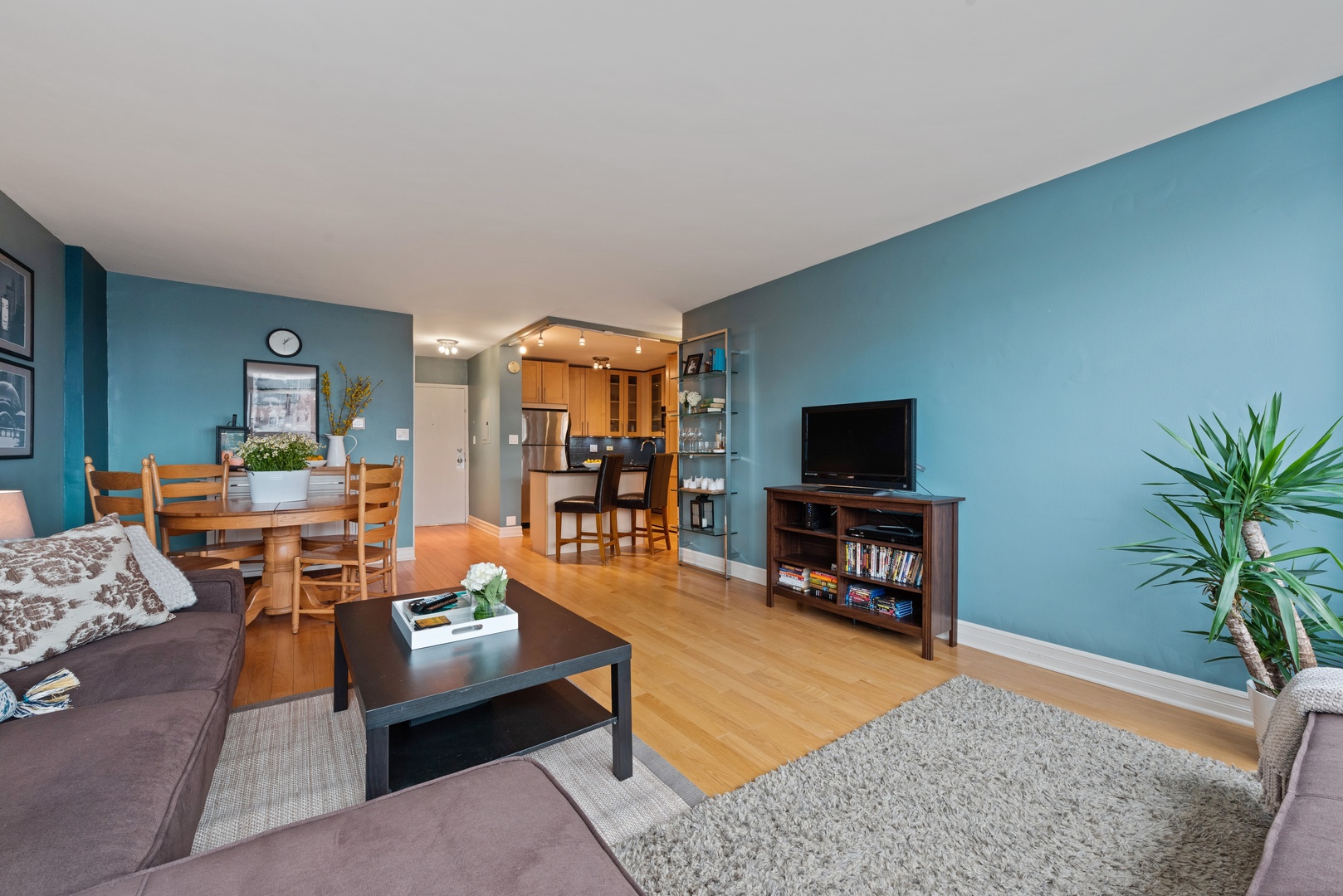 2930 North Sheridan Road, Unit 1702 Chicago, IL 60657 - Photo 3 of 14