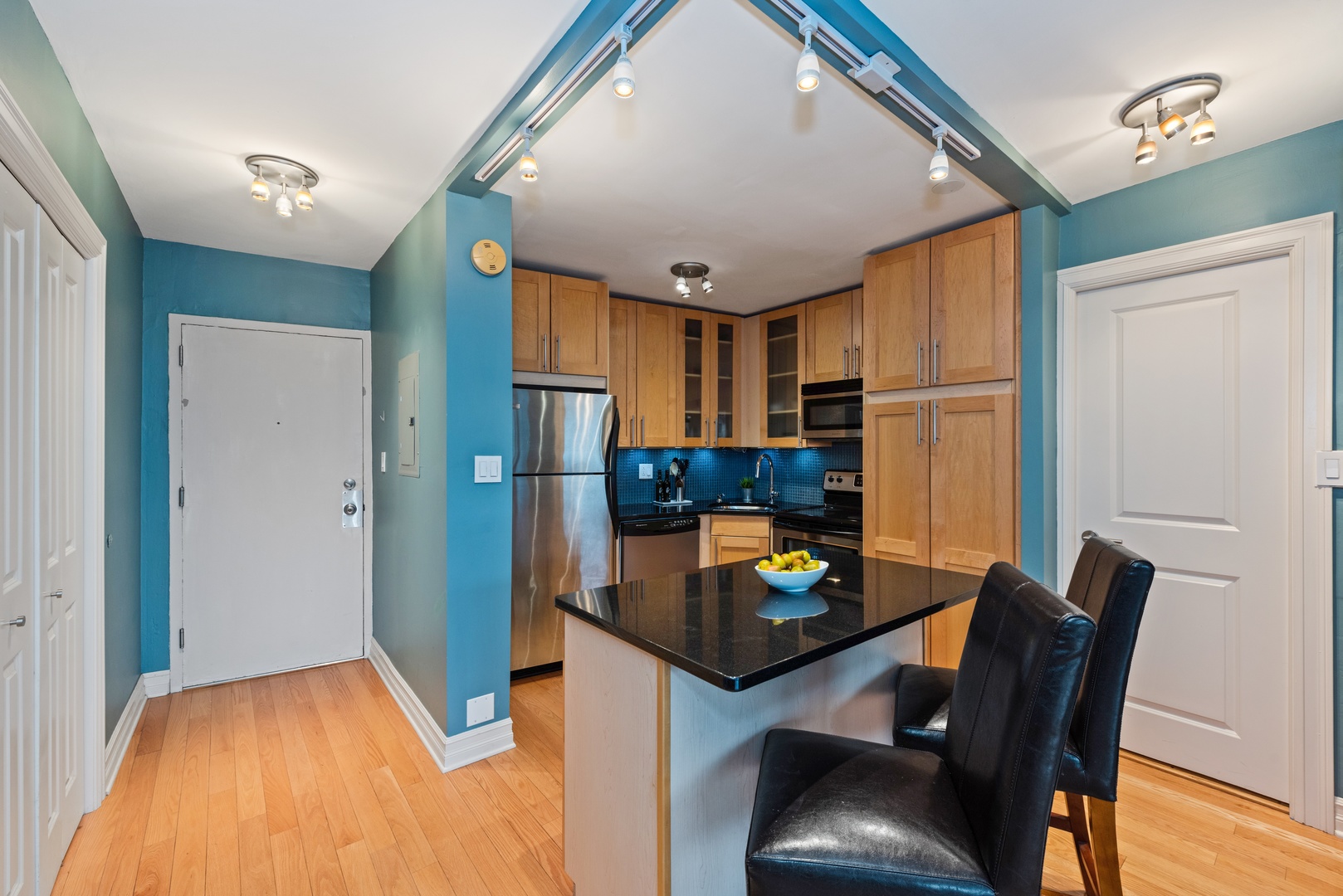 2930 North Sheridan Road, Unit 1702 Chicago, IL 60657 - Photo 5 of 14