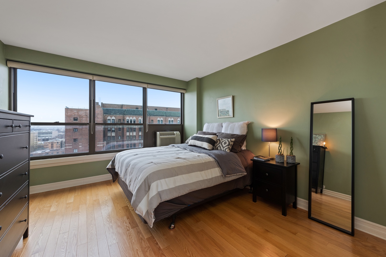 2930 North Sheridan Road, Unit 1702 Chicago, IL 60657 - Photo 8 of 14