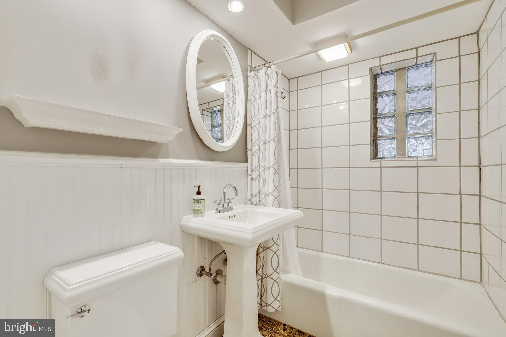 10721 Vale Road Oakton, VA 22124 - Photo 12 of 39 Gallery Image 12