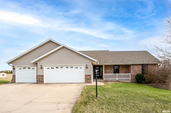 $360,000 | 208 Karagen Circle, Germantown Hills, IL 61548