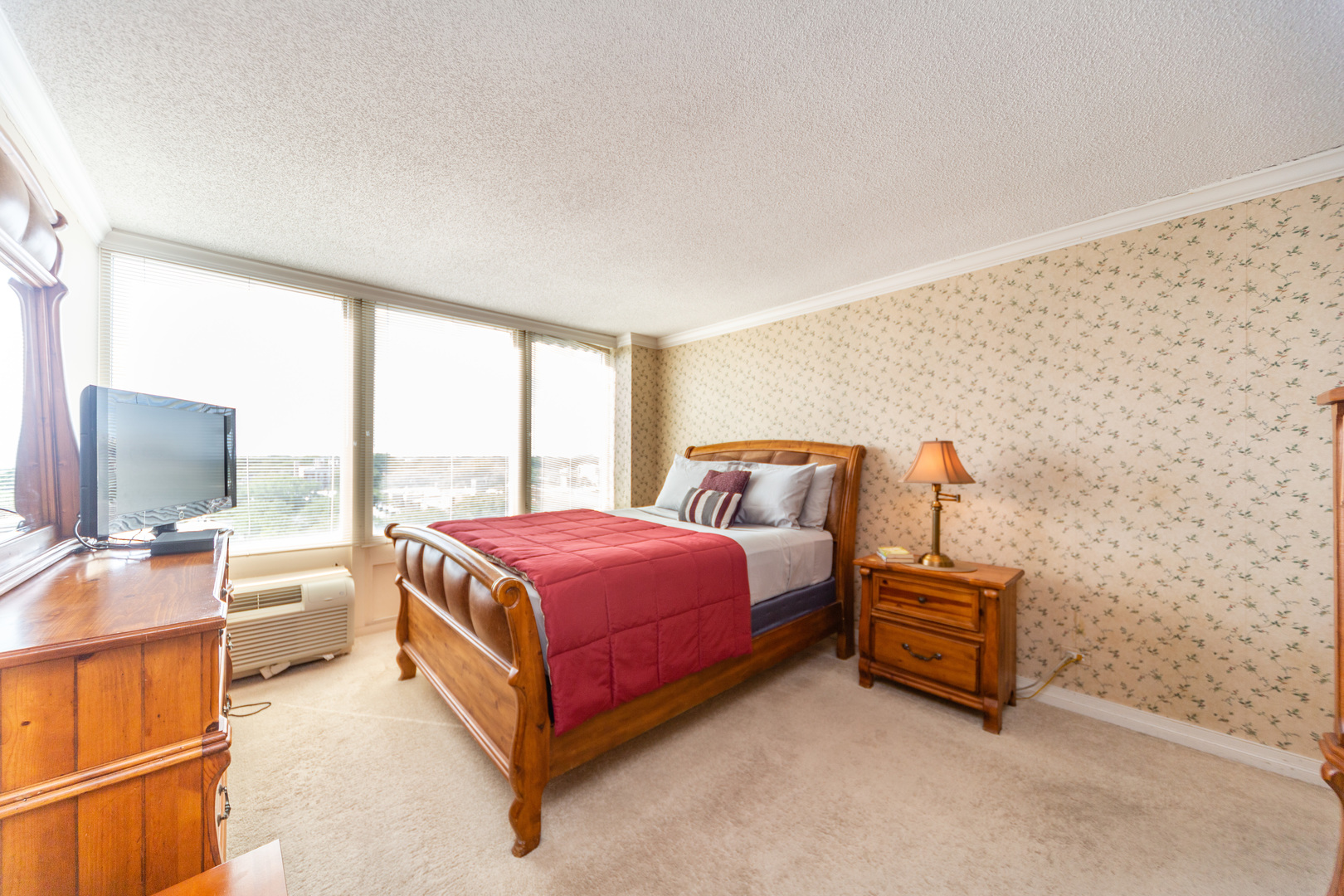 5320 North Sheridan Road, Unit 802 Chicago, IL 60640 - Photo 11 of 26 a spacious bedroom with a bed and a desk