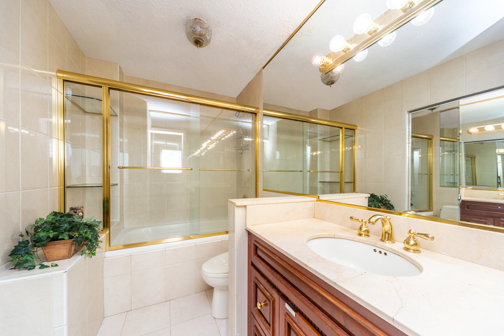 5320 North Sheridan Road, Unit 802 Chicago, IL 60640 - Photo 14 of 26 a bathroom with a sink a toilet and a bathtub