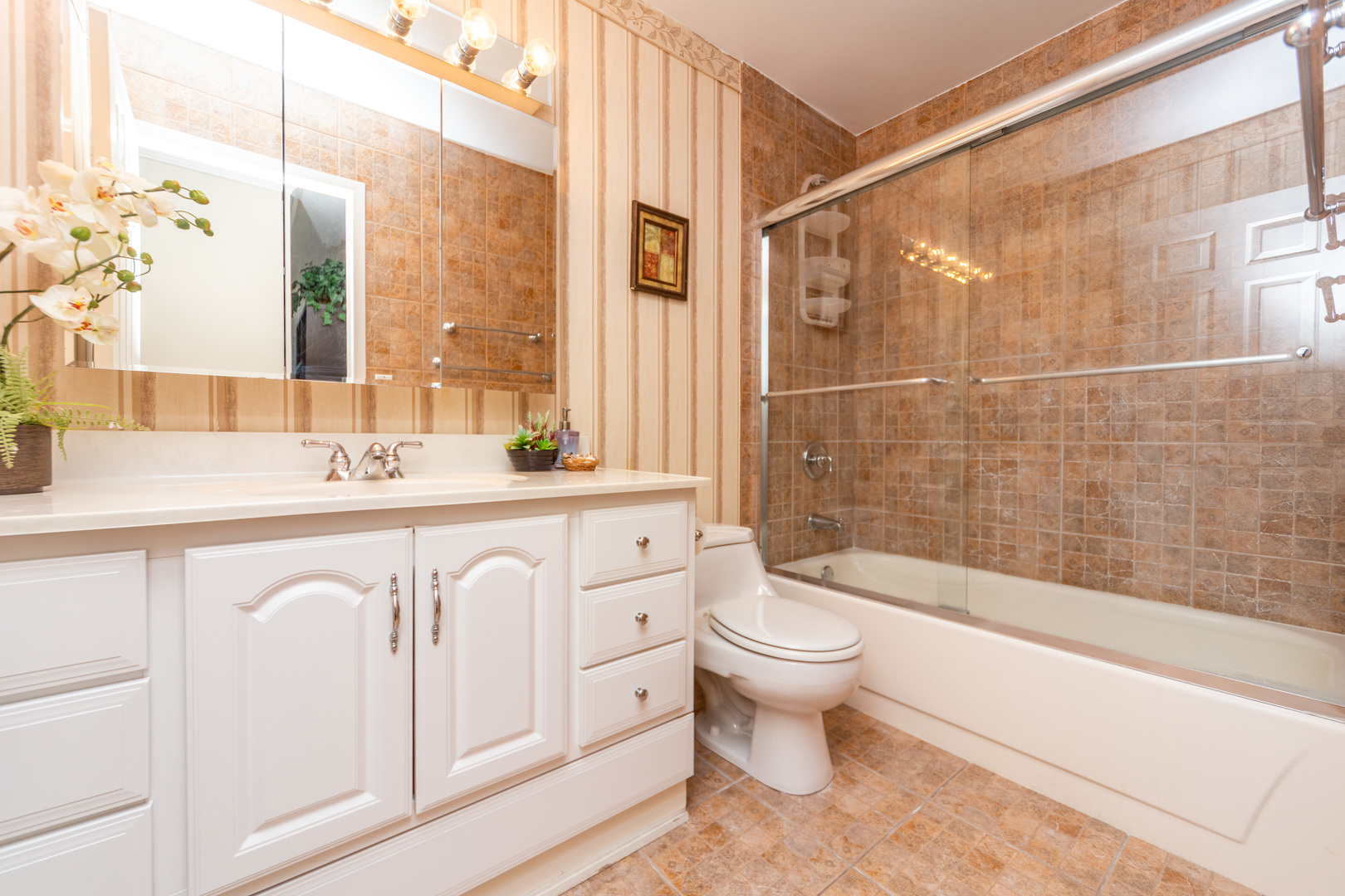 5320 North Sheridan Road, Unit 802 Chicago, IL 60640 - Photo 18 of 26 a bathroom with a sink a toilet and a bathtub