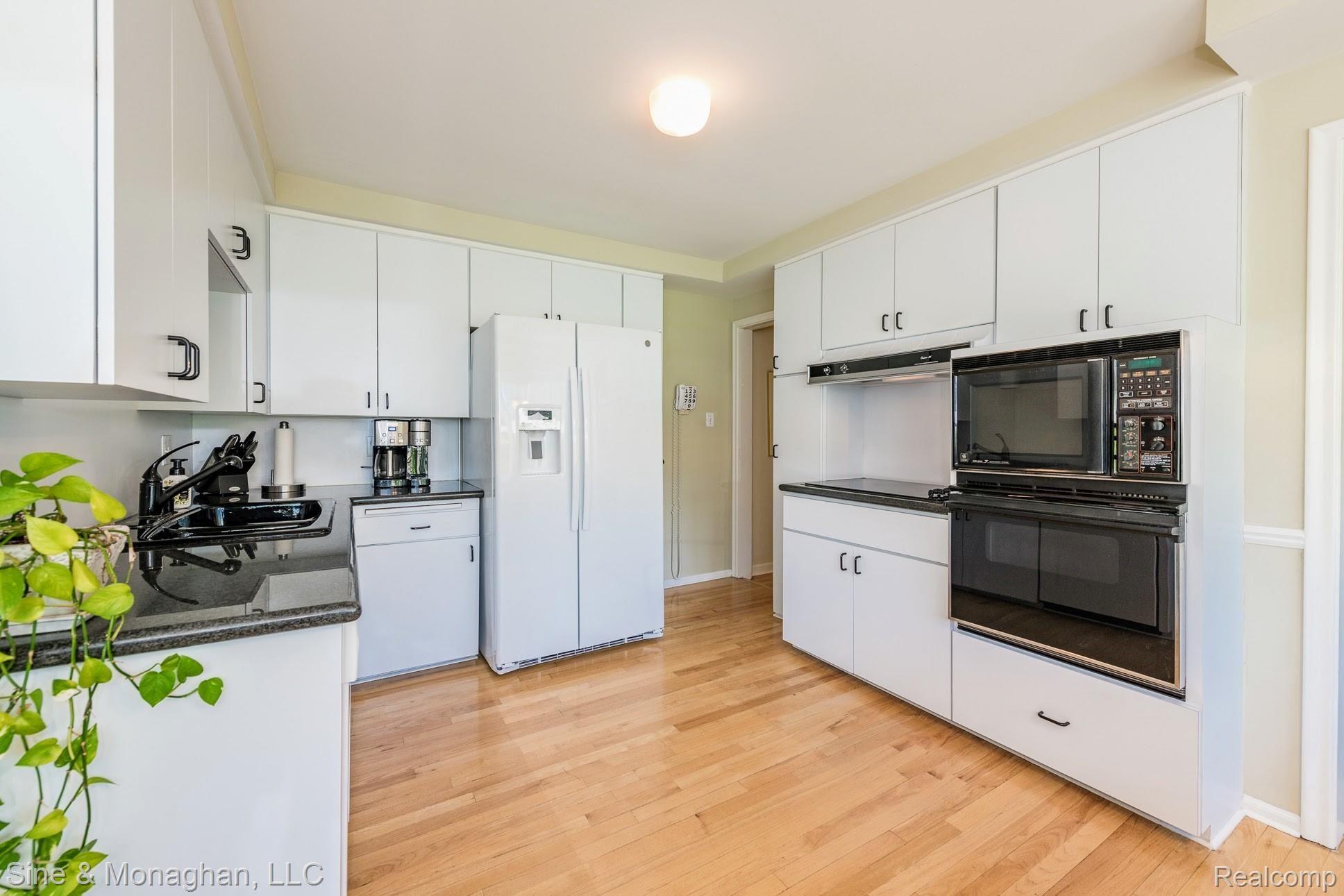 336 South Cranbrook Cross Road Bloomfield Hills, MI 48301 - Photo 17 of 40 Newer Bosch dishwasher, good cabinet space