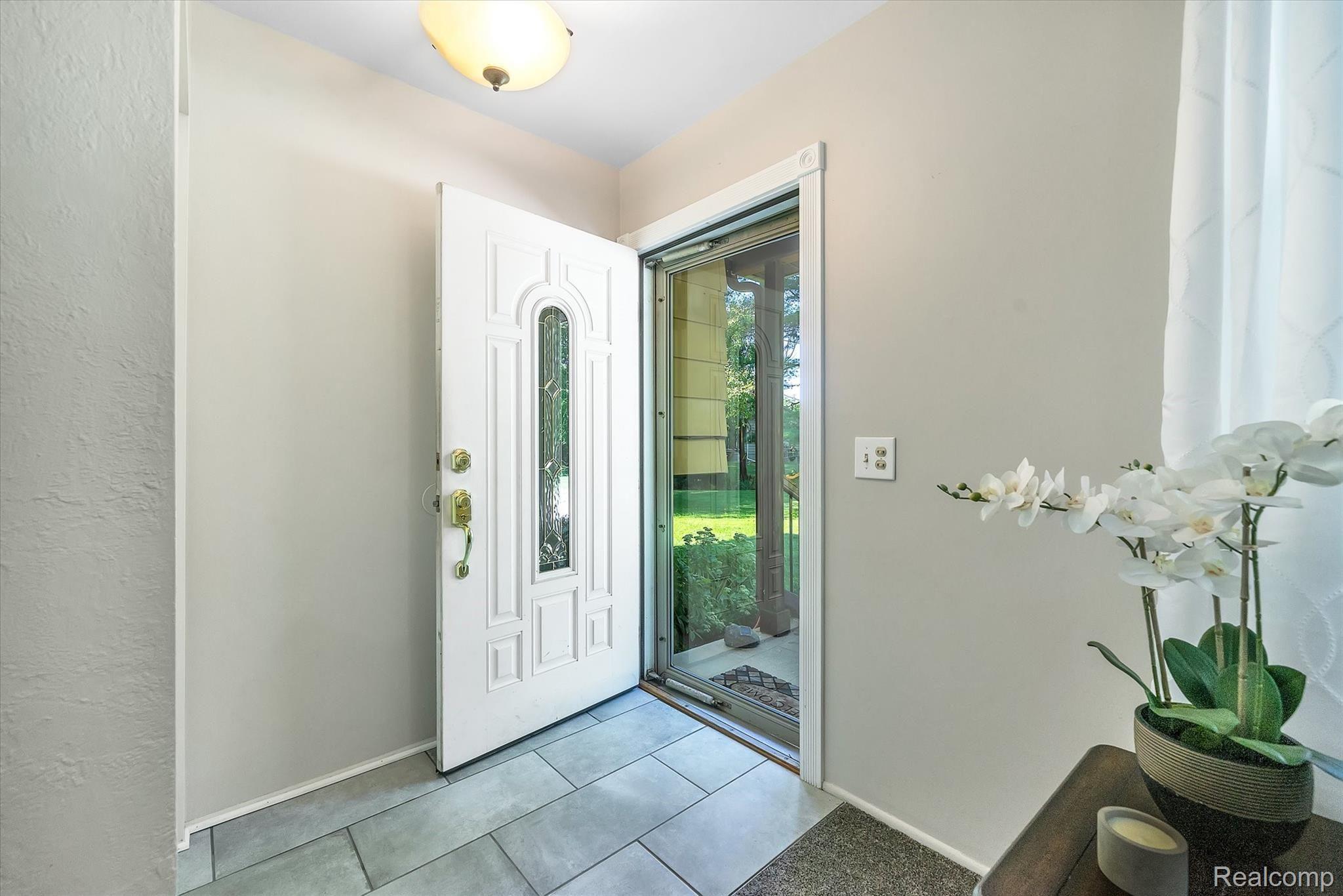 06-7324-Runyan-Lake-Rd-48430-WindowStill-Real-Estate-Photography-6.jpg
