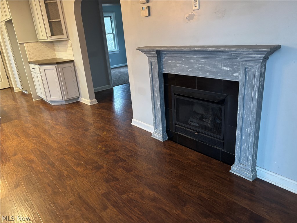 4301 Steubenville Road Southeast Amsterdam, OH 43903 - Photo 5 of 27 fireplace, vinyl floorimg