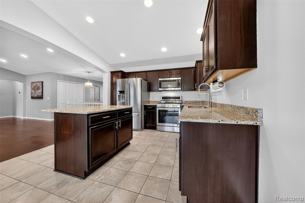 30278 Bradmore Road Warren, MI 48092 - Photo 13 of 28