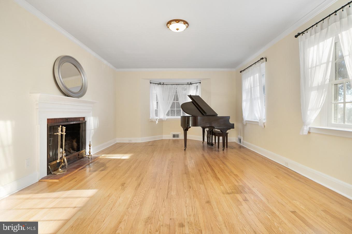 4107 Westview Road Baltimore, MD 21218 - Photo 4 of 27 Living Rm w/ Working Fireplace