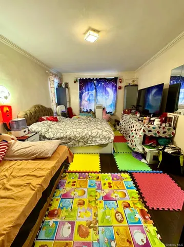 a bedroom with two bed and a flat screen tv