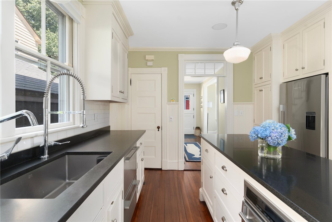 21 Division Street Newport, RI 02840 - Photo 19 of 39