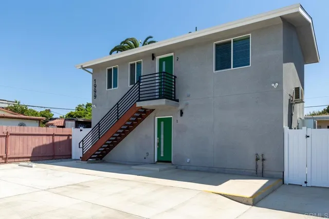 a view of entryway with a front door