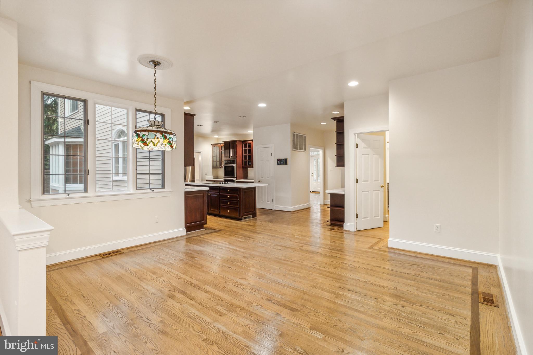 2527 Hunter Mill Road Oakton, VA 22124 - Photo 25 of 85 Spacious, sunlit open living area.