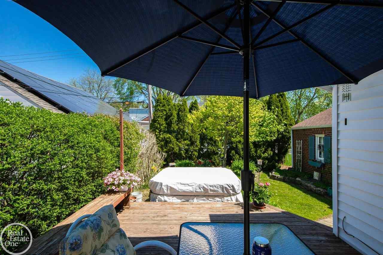 404 Cloverly Road Grosse Pointe, MI 48236 - Photo 8 of 37 50074471-7.JPG