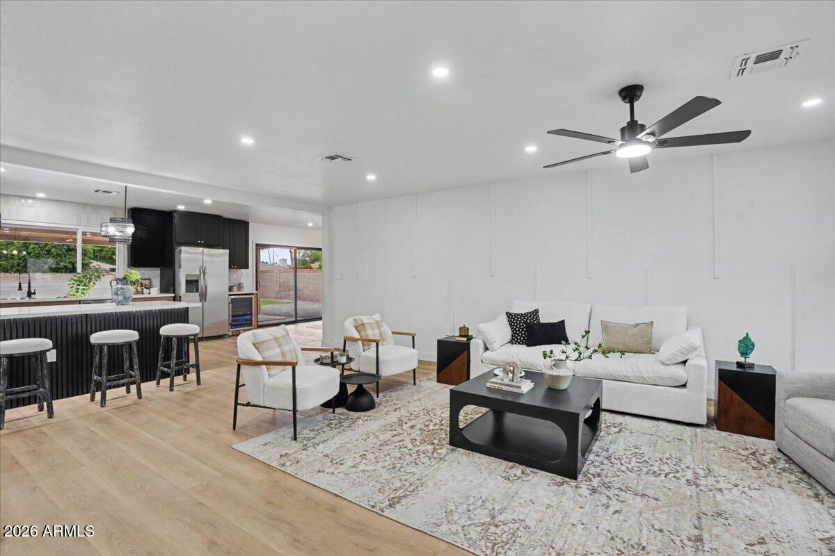 2908 South George Drive Tempe, AZ 85282 - Photo 1 of 21 Living Area