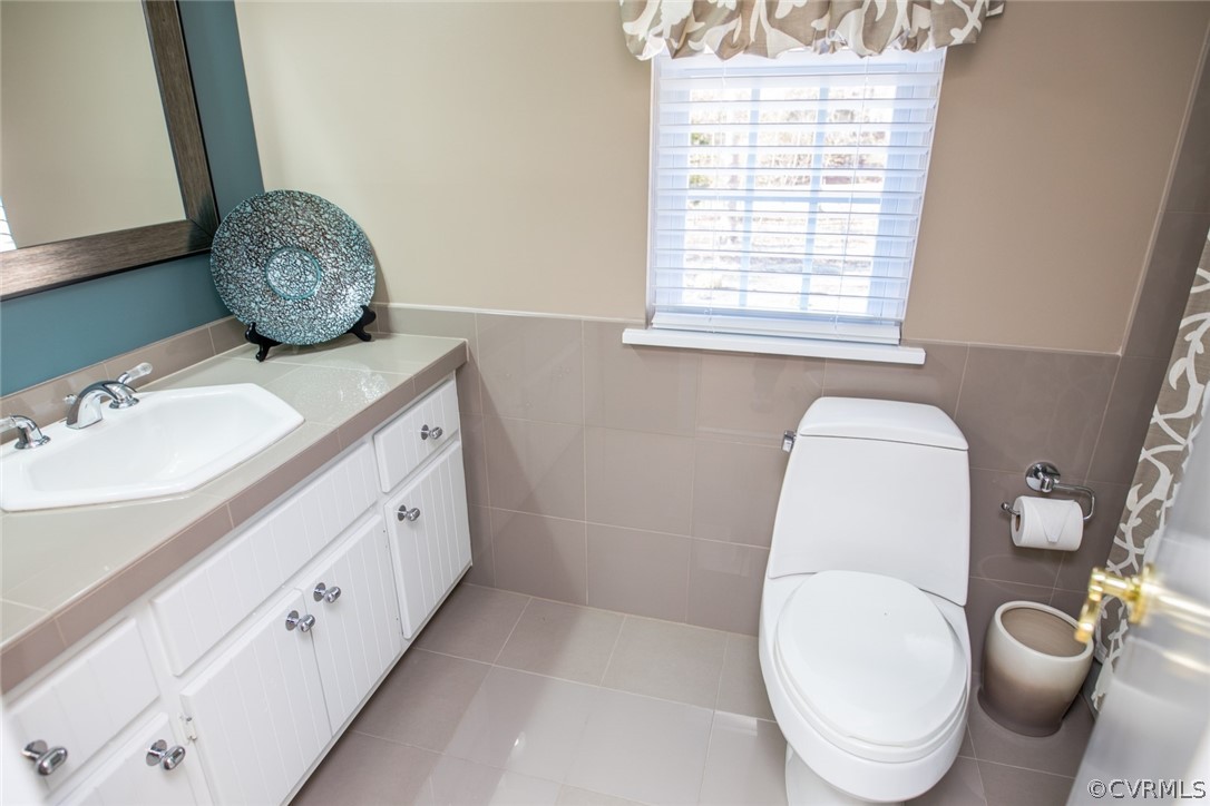 3402 Walkers Ferry Road Midlothian, VA 23112 - Photo 33 of 44 a bathroom with a toilet a sink and mirror