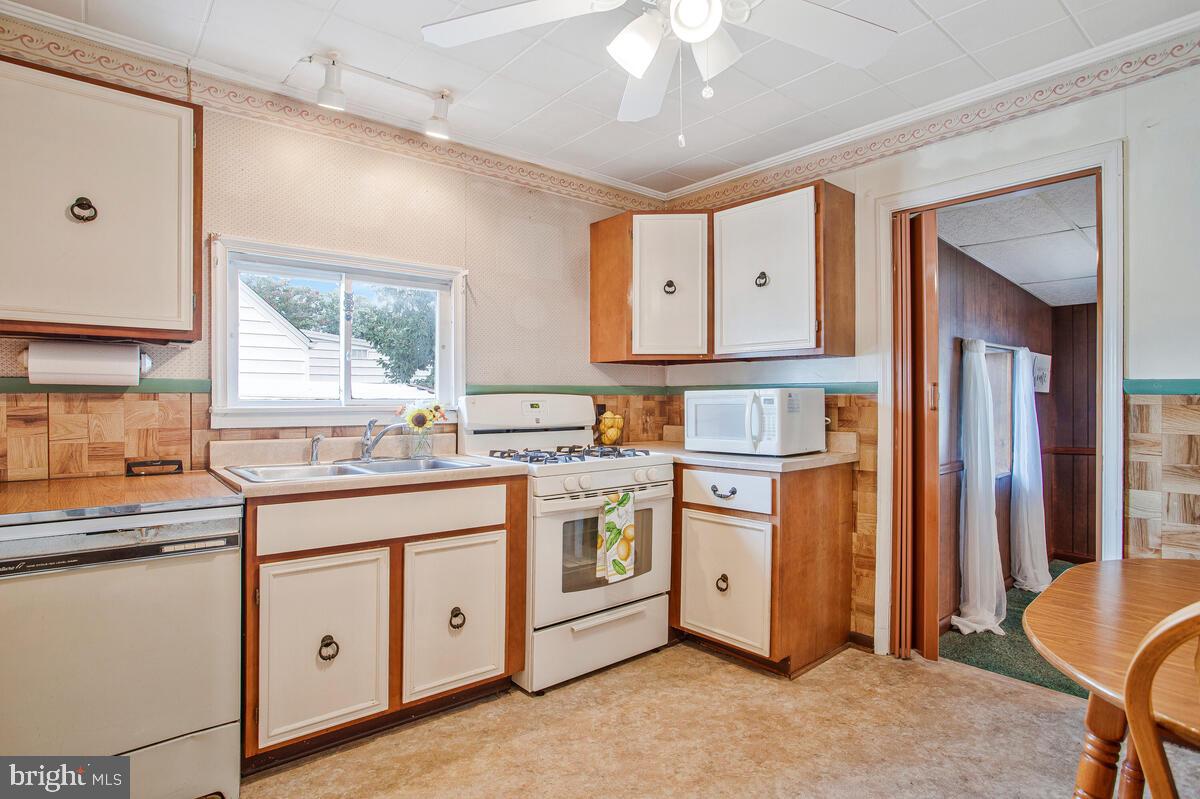 17 Mansion Road Linthicum Heights, MD 21090 - Photo 17 of 42 Eat-in Kitchen leads to family room.
