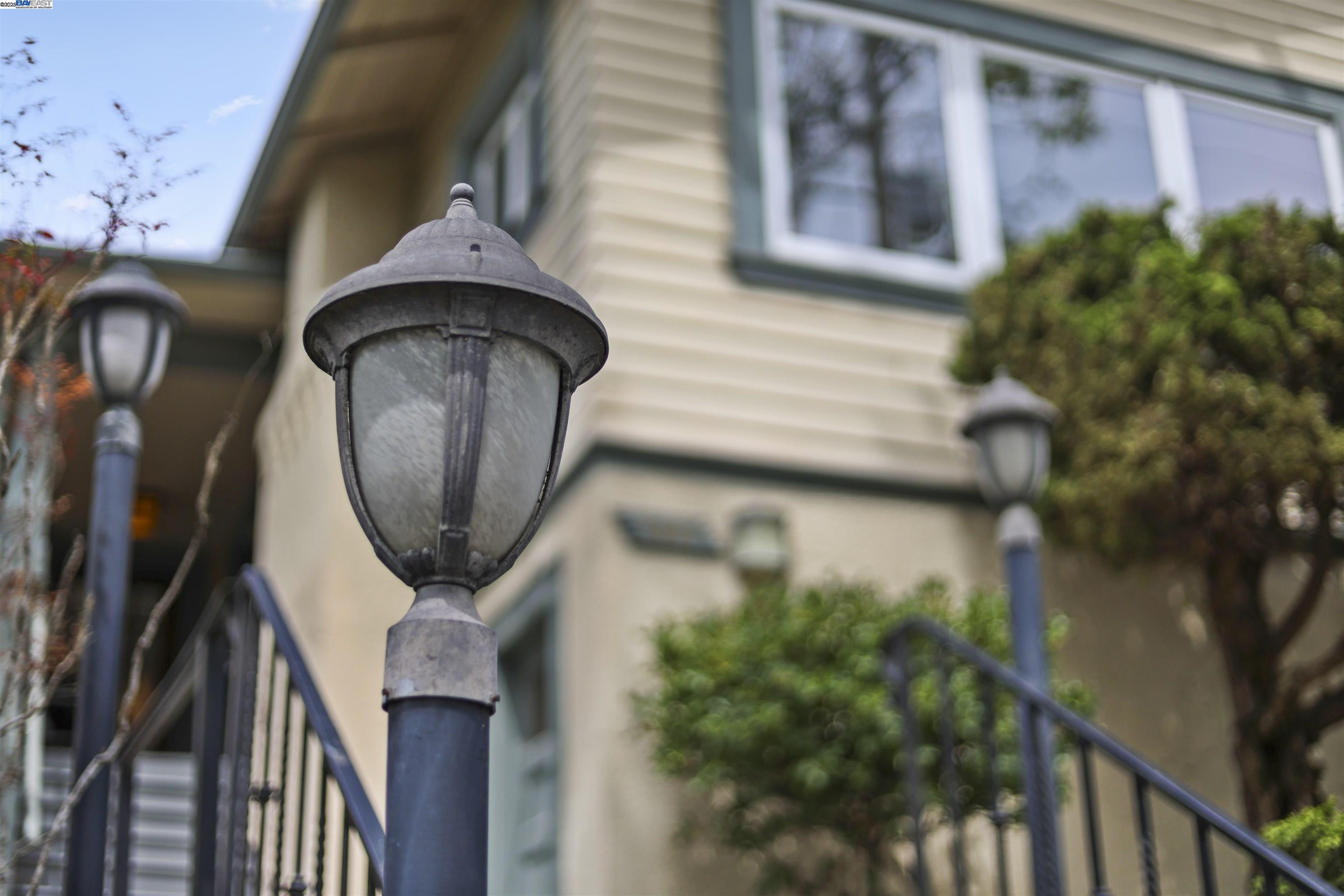 1361 Oakland Avenue Piedmont, CA 94611 - Photo 2 of 27