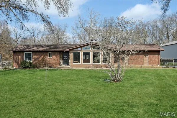 $590,000 | 3337 Heavenly Drive, Trenton, IL 62293