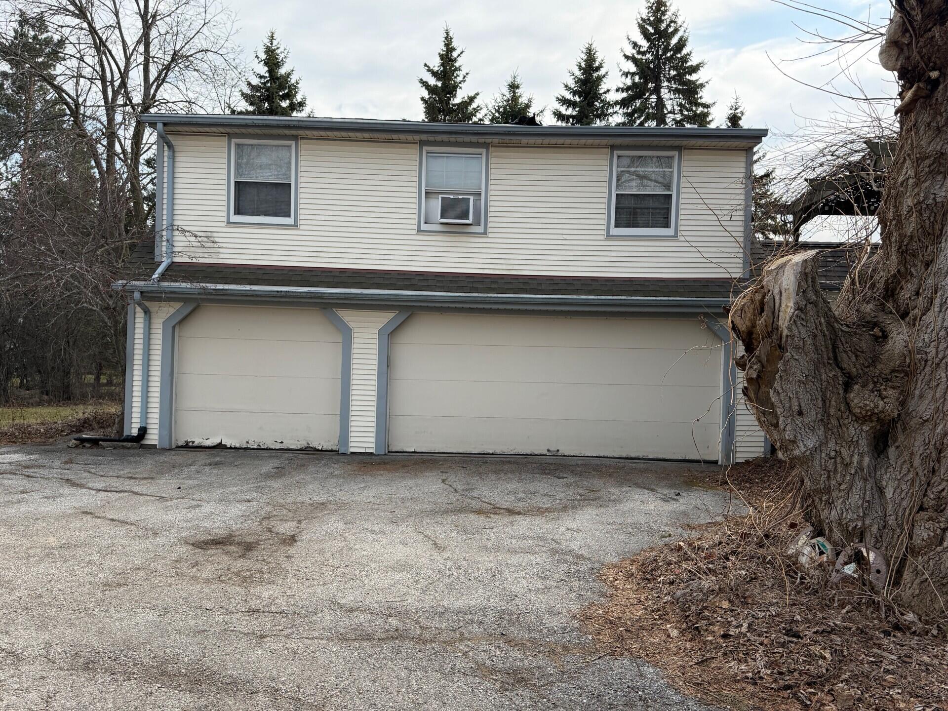 11004 North Range Line Road Mequon, WI 53092 - Photo 4 of 7 3 CAR GARAGE