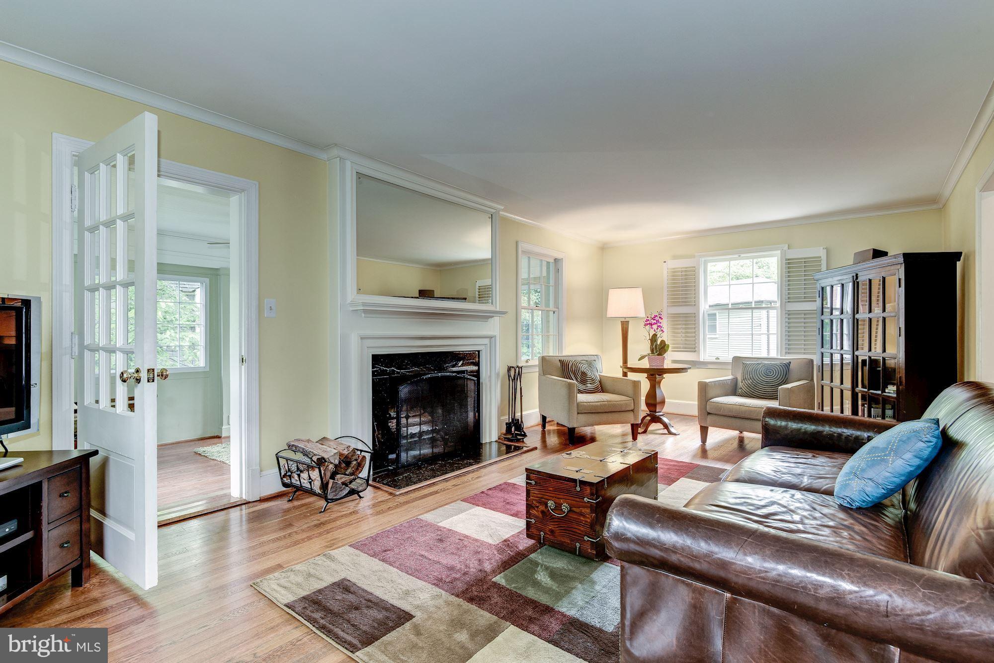 1675 Primrose Road Northwest Washington, DC 20012 - Photo 4 of 26 Living Room