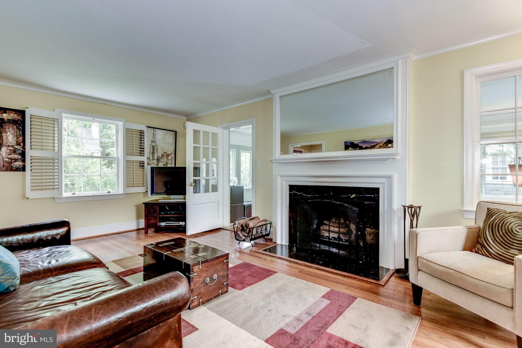 1675 Primrose Road Northwest Washington, DC 20012 - Photo 5 of 26 Living Room