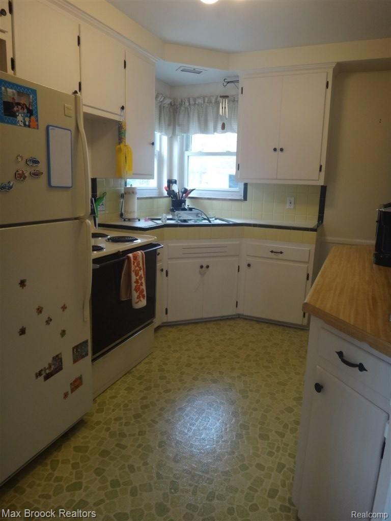 202 Normandy Road Royal Oak, MI 48073 - Photo 7 of 11 DSC00908.JPG