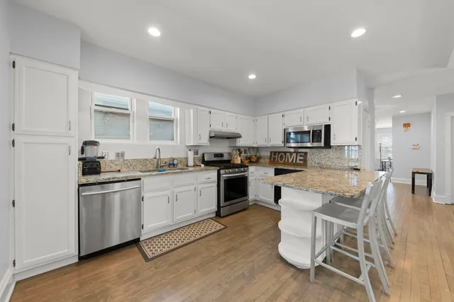 $3,500 | 5910 West Roscoe Street, Unit 1, Chicago, IL 60634