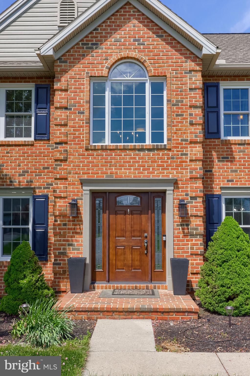 315 Royal Hunt Way Lititz, PA 17543 - Photo 2 of 67 a front view of a house with garden