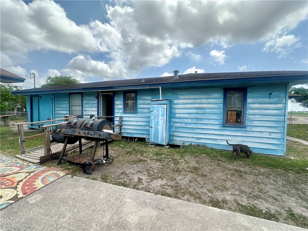 801 Ruben Chavez Road Robstown, TX 78380 - Photo 3 of 18 a backyard of a house with table and chairs