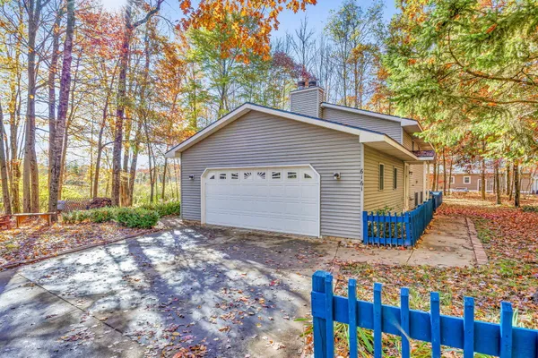 $297,500 | 6161 Fox Run Circle, Unit 622, Canadian Lakes, MI 49346